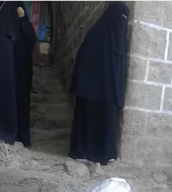 قيادي حوثي يطرد مدرساً وعائلته من منزلهم ويشردهم في الشارع