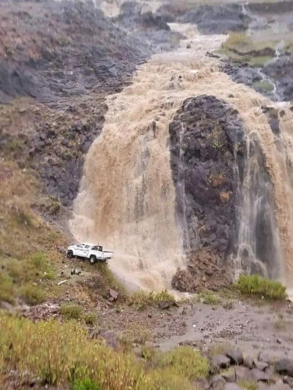 وفاة وإصابة عدد من المواطنين إثر انزلاق سيارتهم في نقيل سمارة بإب