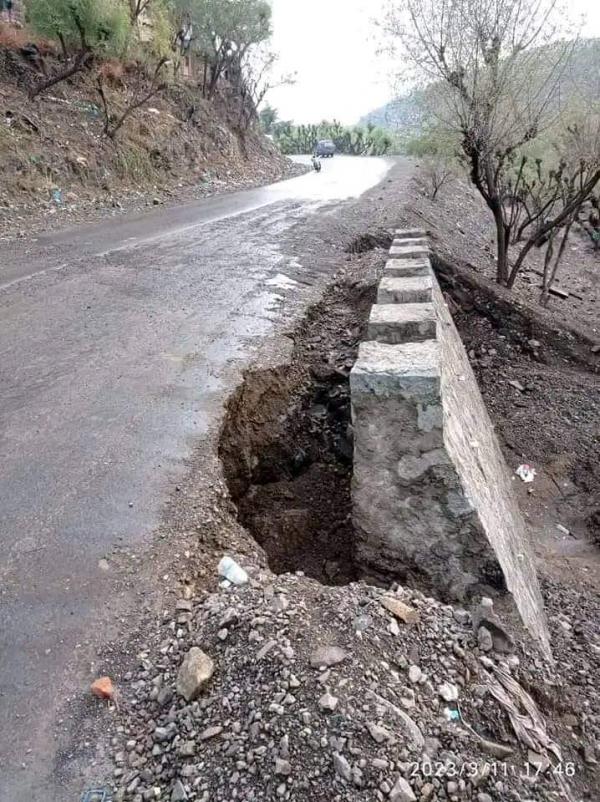 الأمطار تكشف عورة القائمين على تنفيذ طريق تعز - التربة 