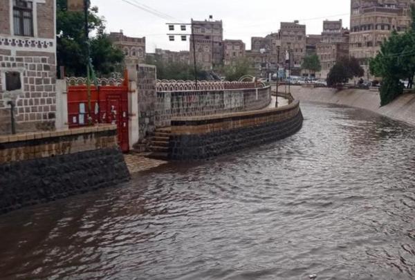 أمطار غزيرة في صنعاء وتحذيرات من الاقتراب من السائلة 