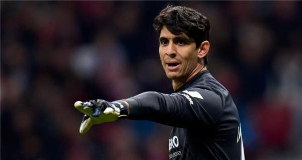 بونو يغادر المستشفى بعد إصابته بإغماء خلال مباراة فريقه أمام ألميريا