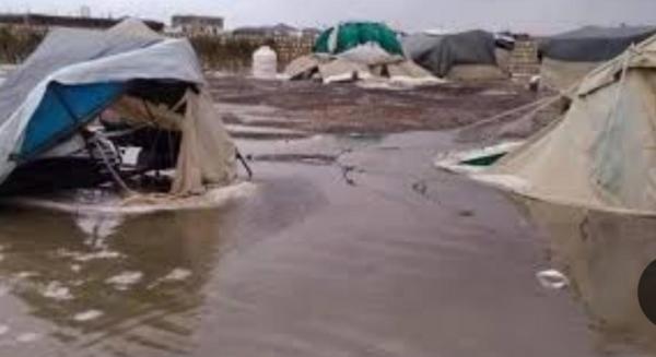 الرياح والأمطار تشرد نازحي المخيمات في مأرب