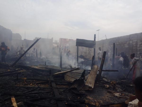 المهرة .. إحراق مخيم المهمشين أدى إلى إصابات بشرية