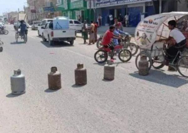 حضرموت.. مظاهرات غاضبة في مدينة الشحر ضد أزمة الوقود والغاز