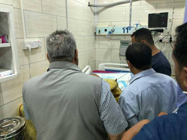 رئيس الفريق الحكومي في لجنة تنسيق إعادة الانتشار بالحديدة يزور ضابط الارتباط الصليحي للاطمئنان على صحته