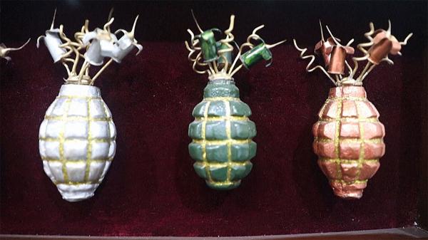 فنان سوري يُحوّل بقايا الأسلحة المستعملة إلى أعمال فنيّة