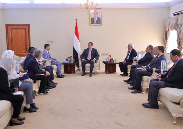رئيس الحكومة "معين عبدالملك" يعلن صرف مرتبات العاملين في قطاع الصحة بكافة محافظات اليمن في هذا الموعد..!
