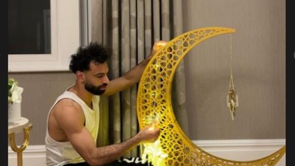 صلاح ينشر صورا لاحتفاله مع ابنتيه بأجواء شهر رمضان