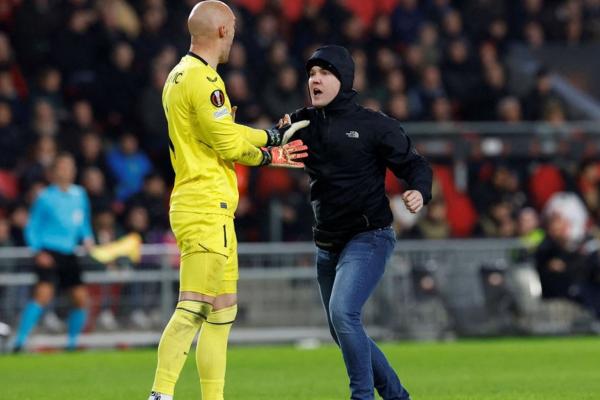 أيندهوفن يحظر مشجعا لمدة 40 عاماً بعد الاعتداء على حارس إشبيلية