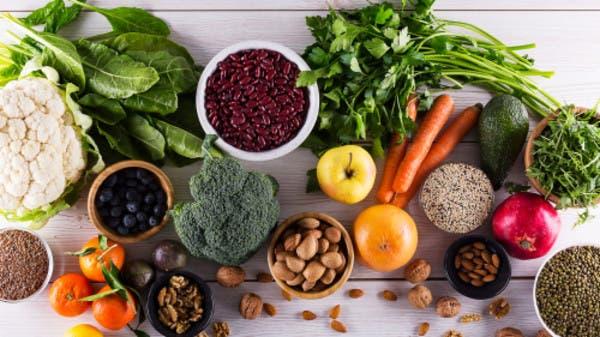 في أميركا.. فواكه وخضراوات مفيدة صحياً تظهر في القائمة "القذرة"!