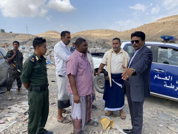 مدير عام المكلا يطلع على مشكلات مكب النفايات بمنطقة بويش
