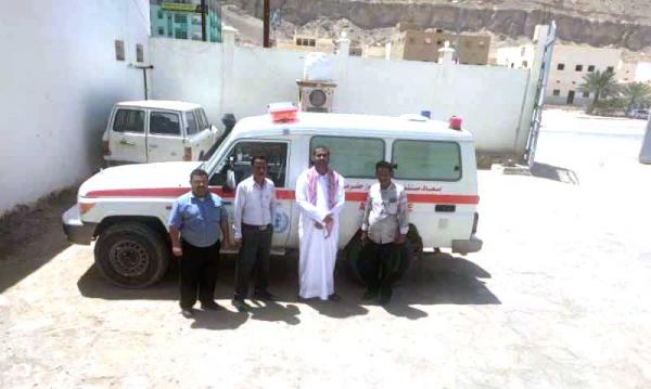 "الصحة العالمية" تسلم مستشفى العبر في سيئون سيارة إسعاف 