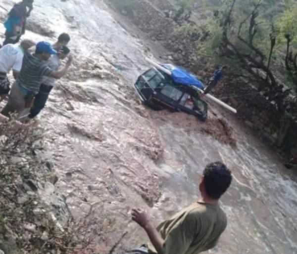 السيول تحاصر مسافرين داخل سيارة في سائلة القبيطة