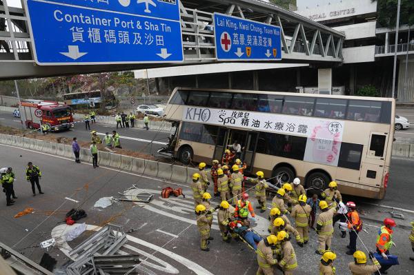 عشرات المصابين إثر اصطدام 4 حافلات بشاحنة في هونج كونج