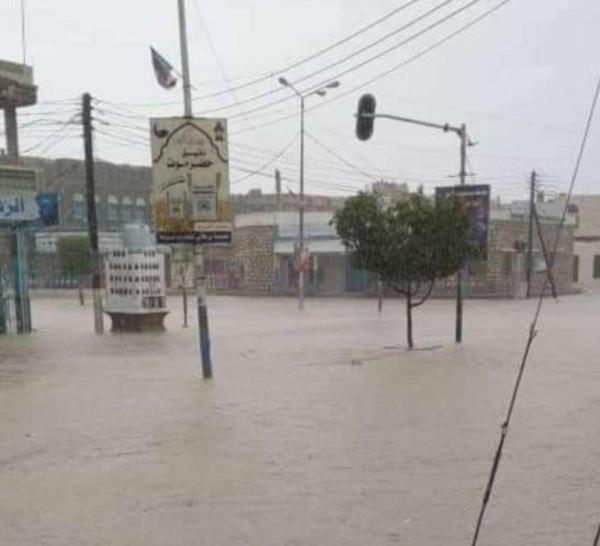 مدينة الشحر تستغيث من محاصرة الأمطار لعشرات المنازل وتهددها بالانهيار