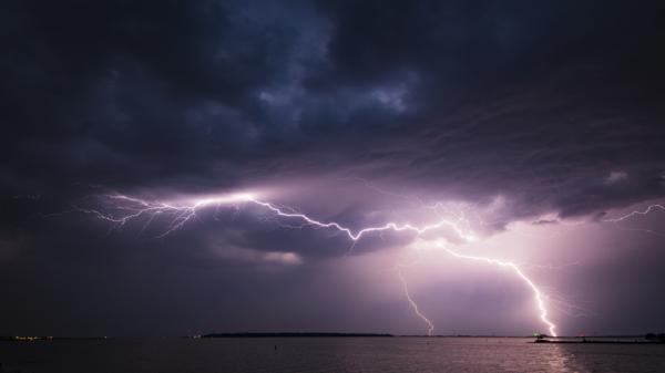 مصر تتعرض لموجة برق ورعد قوية في ثاني أيام رمضان