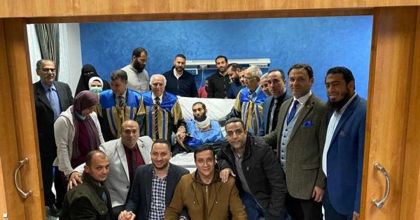 مشهد نادر الحدوث.. باحث مصري يناقش "الدكتوراه" داخل العناية المركزة