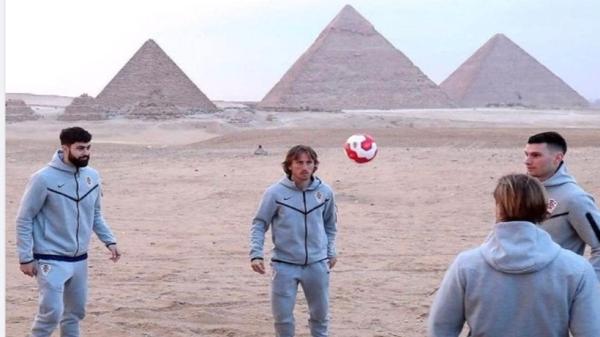 نجوم منتخب كرواتيا يلعبون كرة القدم عند الأهرامات قبل مواجهة مصر (
