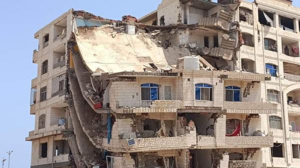 انهيار عمارة الرويشان في مديرية خورمكسر بعدن