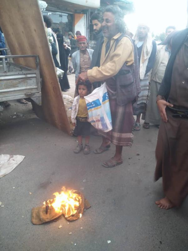 صنعاء.. مواطن يحرق ملابسه احتجاجا على قطع مرتباته