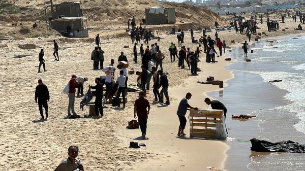 غرق 12 فلسطينياً في غزة أثناء محاولة التقاط مساعدات ألقتها طائرات