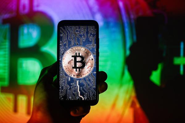 عملة "البيتكوين" تعزز مكاسبها وتصعد فوق مستوى 71 ألف دولار
