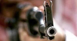 مسلح حوثي يقتل ويصيب 7 مواطنين في مدينة الحديدة