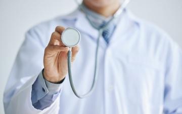 السجن 7.5 سنوات لطبيب أخطأ في تشخيص إصابتين بالسرطان