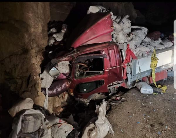 وفاة سائق ومرافقه بارتطام شاحنته في أحد منعطفات هيجة العبد