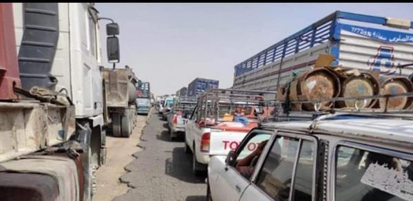 نافدون في المهرة يهربون سيارات دون جمركة من منفذ شحن