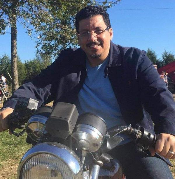 بن مبارك يقود الدبلوماسية اليمنية بدراجة نارية في إثيوبيا 