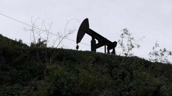 النفط يتجه لتسجيل أكبر خسارة أسبوعية في عامين