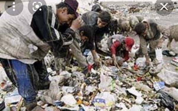 رمضان وحرب سبع سنوات عجاف  وجوعى طعامهم من براميل القمامة