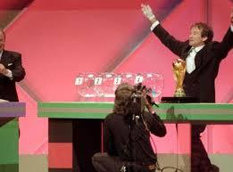 قرعة المونديال عبر التاريخ.. شخصيات عالمية ومواقف "حرجة"