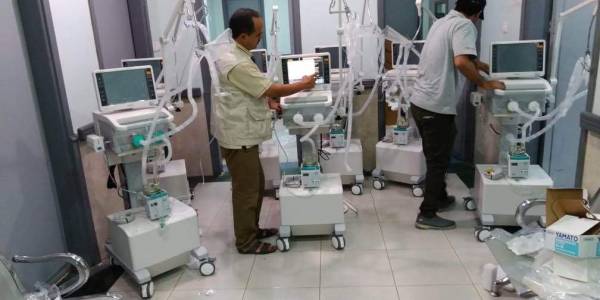 رفد مركز الأمل للعزل الصحي بعدن بأجهزة تنفس صناعي