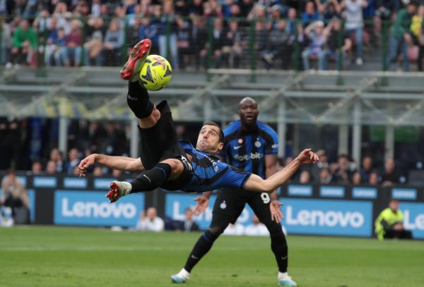 هزيمة مفاجئة في عقر داره..فيورنتينا يعمق جراح إنتر ميلان