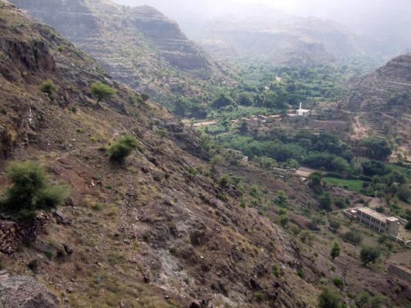 تشققات أرضية تهدد بني حماد في تعز وتجاهل السلطة المحلية لمناشدات الأهالي 