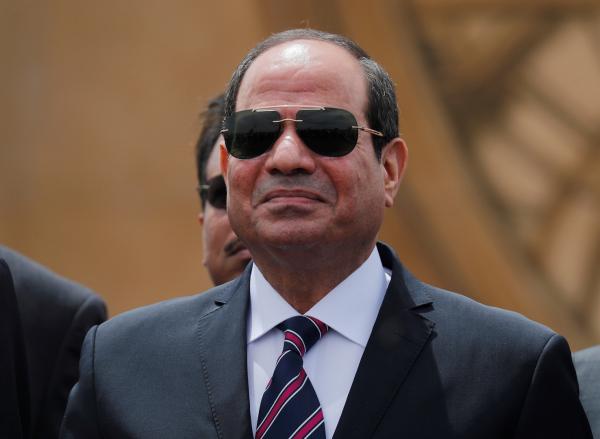 منح السيسي جائزة بطل السلام