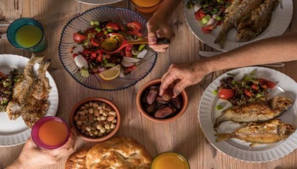 أطعمة صحية لكسر صيام رمضان.. ما هو الترتيب المثالي؟