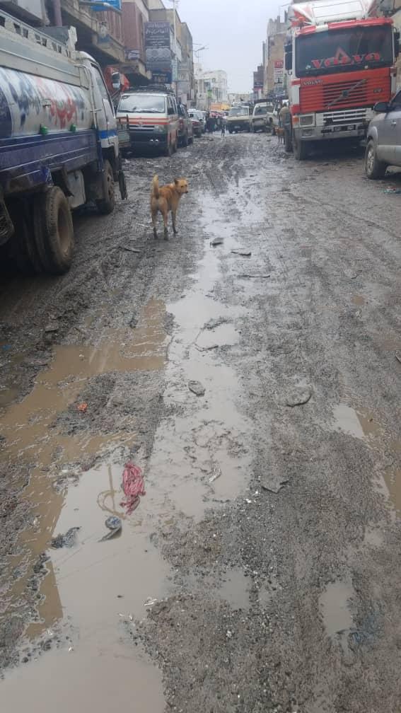 الأمطار تحول شوارع التربة بتعز إلى وحل 