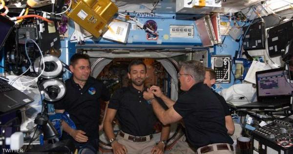 من محطة الفضاء.. النيادي يحصل على شارة رواد الفضاء الذهبية