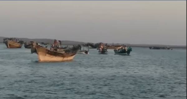 الحديدة.. المليشيات الحوثية تحتجز مئات الصيادين وعشرات العائلات في الصليف بذريعة الحجر الصحي