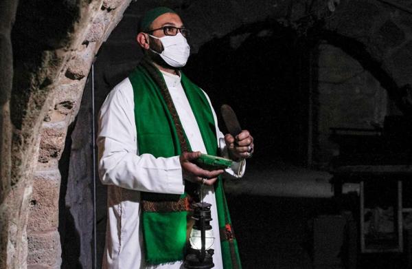 مسحراتى العرب.. يقاوم «المحمول»