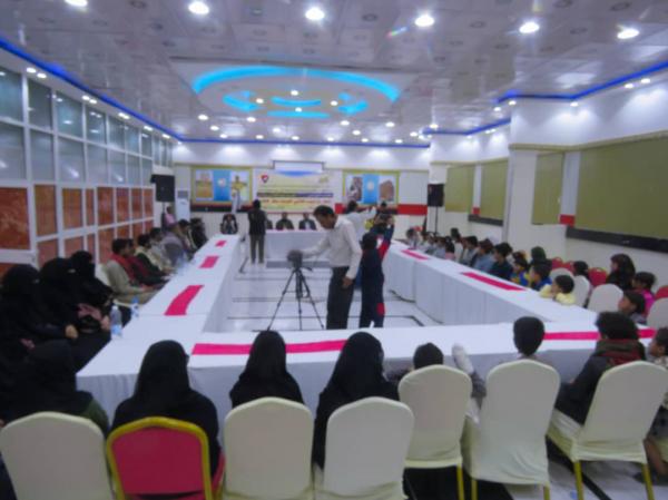 جلسة توعوية بمخاطر الألغام إيمان طفلة.. تروي قصة وفاة 5 من أسرتها وإصابتها بلغم حوثي في منزلهم بمأرب