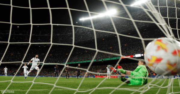 بنزيمة يقود الريال للإطاحة ببرشلونة قبل نهائي كأس الملك