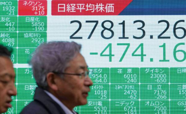 تراجع الأسواق العالمية ترقباً لبيانات اقتصادية والنفط ينخفض