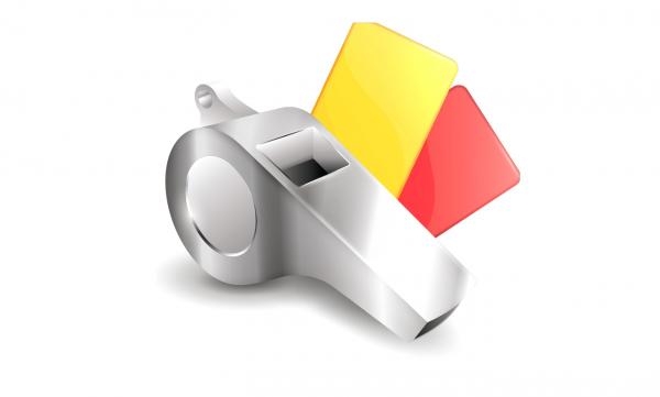 إيقاف حكم 12 مباراة لاعتدائه على لاعب