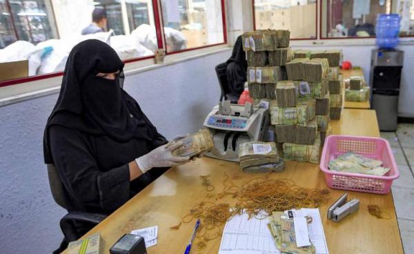   شارك  غرد  ارسل     عدن.. شركات الصرافة ترفض تسليم الحوالات بالعملات الأجنبية وتضع فوارق كبيرة بين البيع والشراء