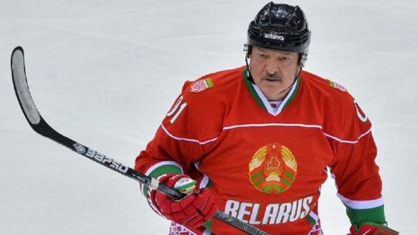 في نهائي بطولة للهوكي.. رئيس بيلاروس يتعرض لإصابة بعصا الهوكي ويخرج لتلقي العلاج