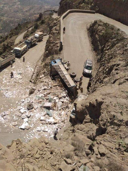 انقلاب شاحنة وتلف حمولتها في طريق هيجة العبد 